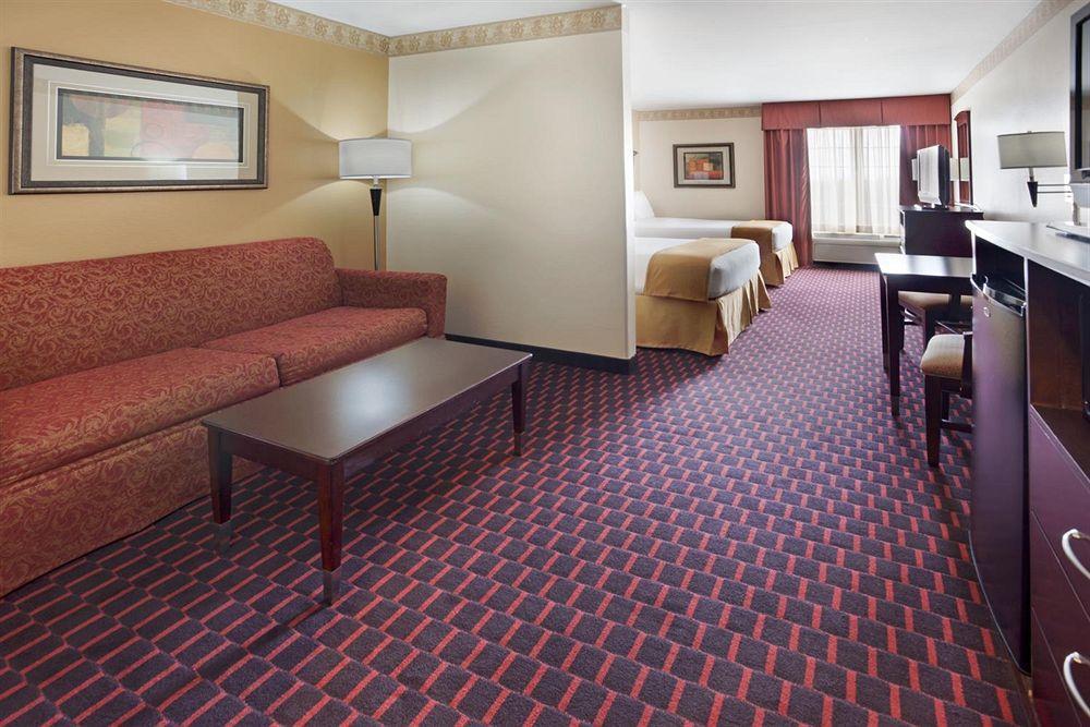 Wingate By Wyndham San Marcos Hotel Room photo