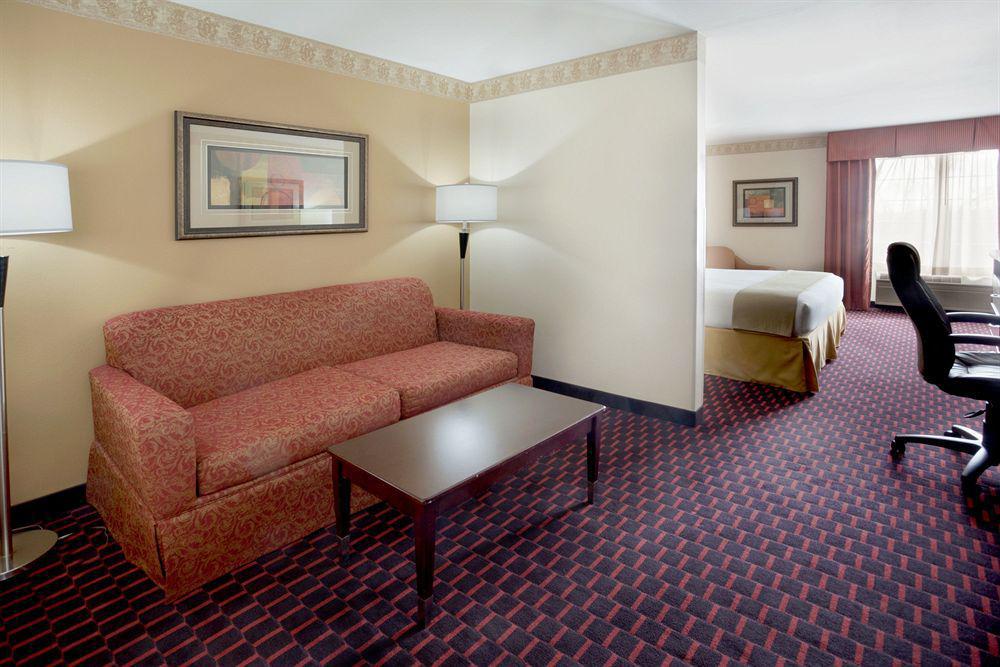 Wingate By Wyndham San Marcos Hotel Room photo
