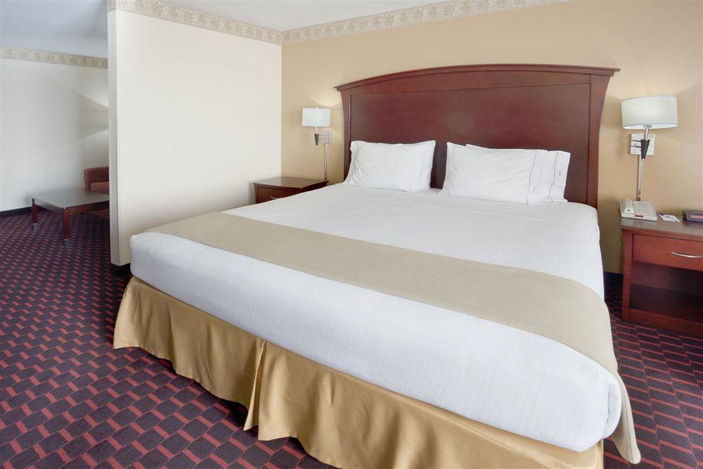 Wingate By Wyndham San Marcos Hotel Room photo