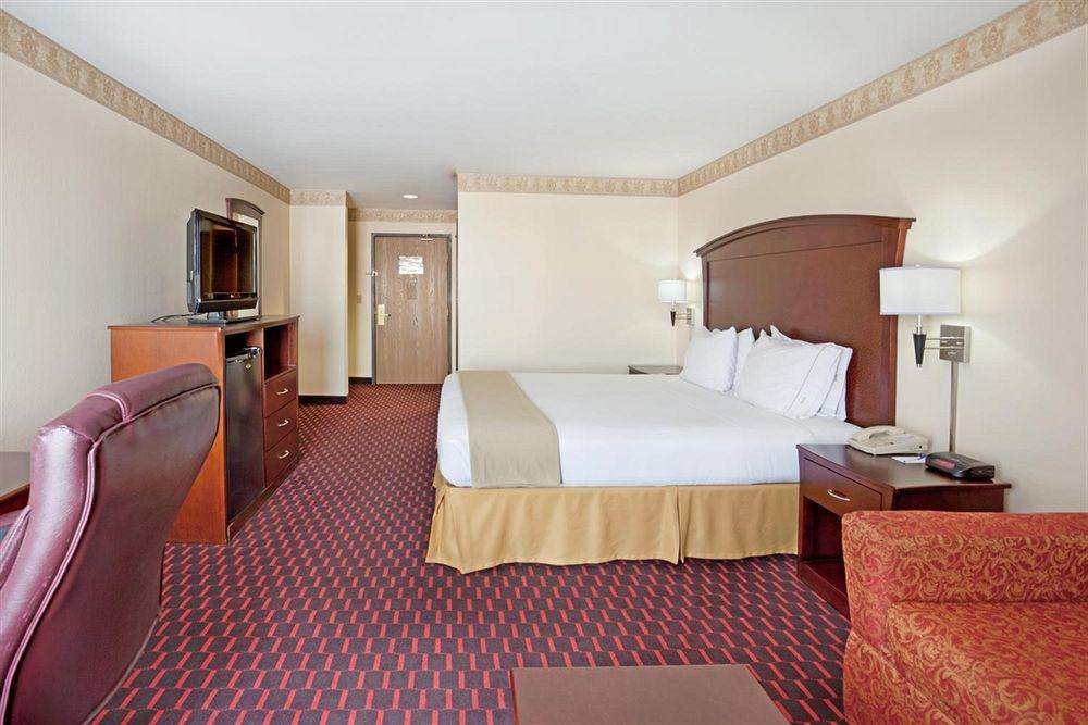 Wingate By Wyndham San Marcos Hotel Room photo